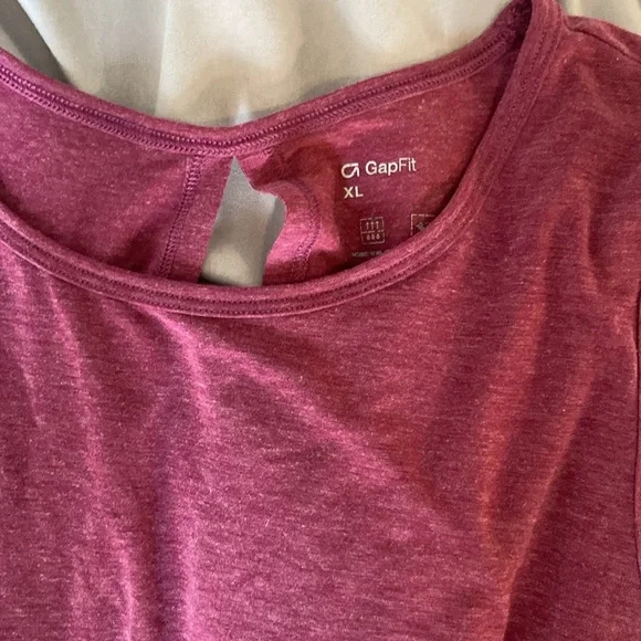 Gap workout tank in purple/raspberry with open back and twist in back - Picture 2 of 4